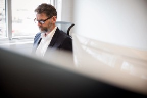 Forretningsrådgiver jobber foran skjerm. Foto.