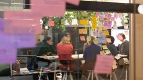 Bekkere i en workshop med post-it lapper. Foto.