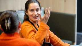 Elena og Sofie har en samtale. Foto.