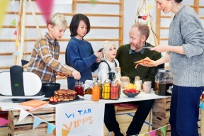 Barn som selger vafler og smoothie med vipps-betaling. Foto. Kreditering: Vipps