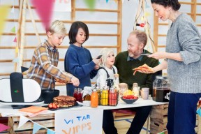 Barn som selger vafler og smoothie med vipps-betaling. Foto. Kreditering: Vipps