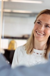 Forretningsrådgiver skriver på tavle. Foto.