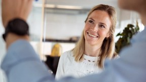 Forretningsrådgiver skriver på tavle. Foto.