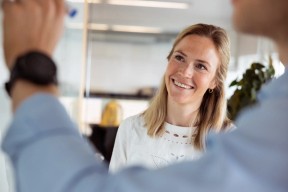 Forretningsrådgiver skriver på tavle. Foto.