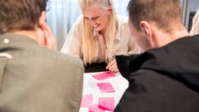 Bekkere i en workshop med post-it lapper. Foto.