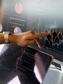 Kode på en skjerm. Foto.