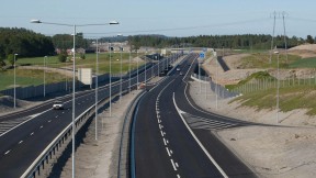 Motorvei med biler kjørende. Foto.