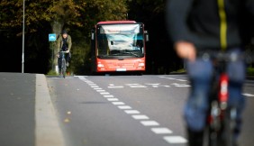 Buss og syklist på vei. Foto. Kreditering: NAF