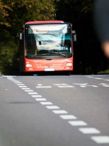 Buss og syklist på vei. Foto. Kreditering: NAF