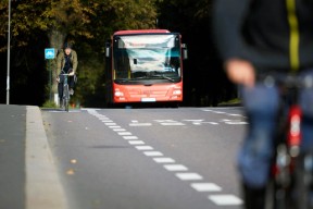 Buss og syklist på vei. Foto. Kreditering: NAF