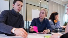 Bekkere i en workshop med post-it lapper. Foto.