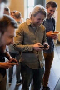 Bekkere spiller på konsoller. Foto.