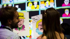 To personer står foran Pushwagner installasjon. Foto.