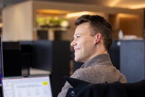 Forretningsrådgiver jobber foran skjerm. Foto.