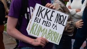 Demonstrant under Klimabrølet i Kristiansand. Foto. Kreditering: Lars Verket