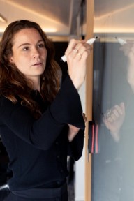 Forretningsrådgiver skriver på tavle. Foto.