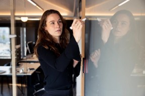 Forretningsrådgiver skriver på tavle. Foto.