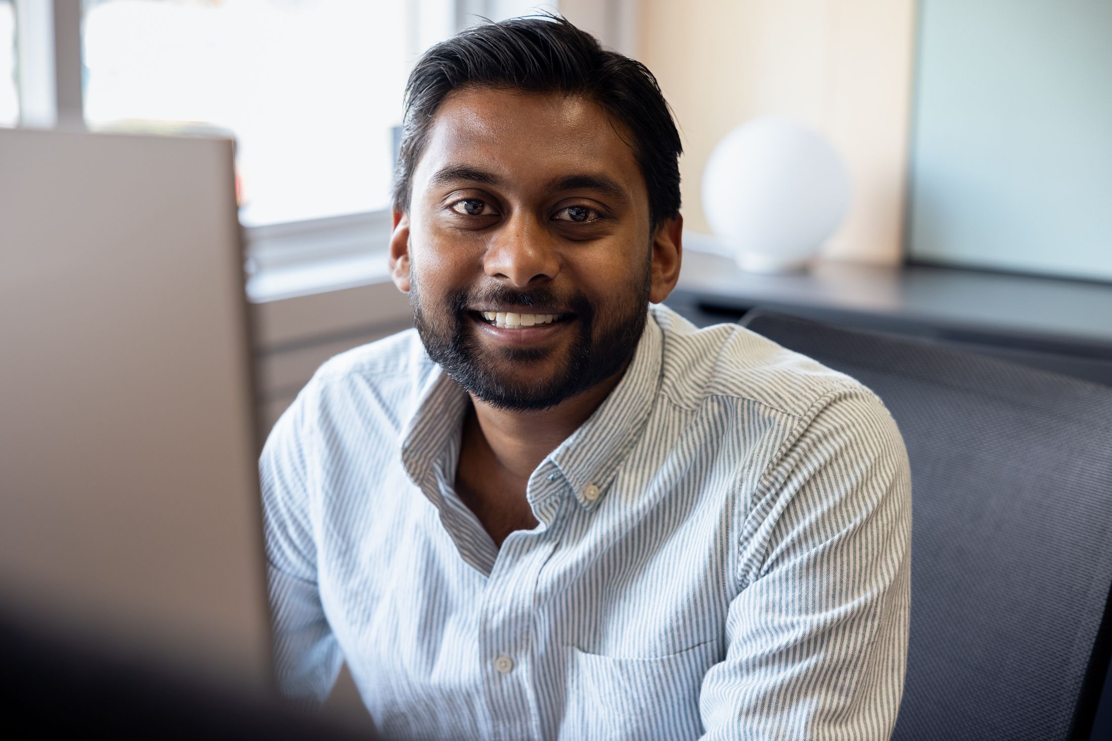 Utvikler foran skjerm. Foto.