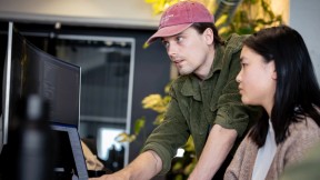 To utviklere parprogrammerer. Foto.