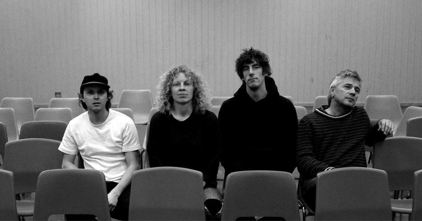 Bandet Valkyrien Allstars sitter på stoler i rad og rekke i en konsertsal