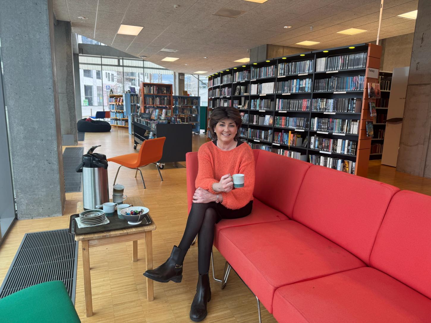 Ordfører Gry Fuglestveit sitter i den røde sofaen sammen med en Notodden-innbygger.