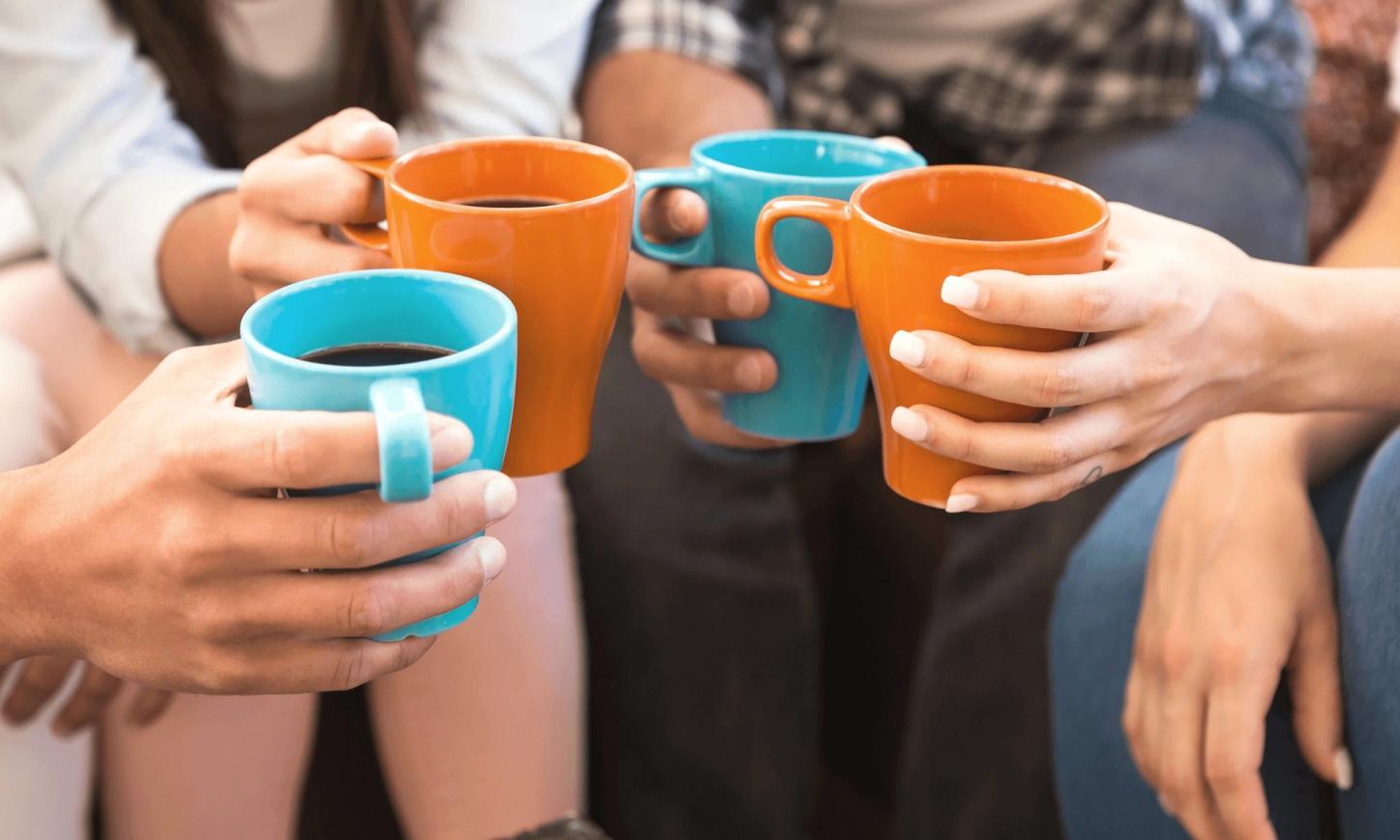 Hender og kaffekopper. Foto: Pixabay