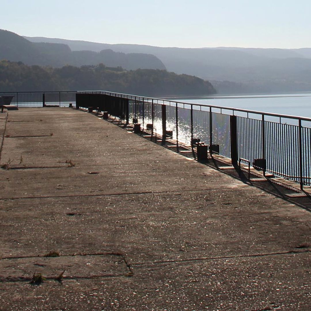 Bilde med utsikt fra brygga ved Bok & Blueshuset. Utsyn mot Heddalsvannet og Sauheradfjella.