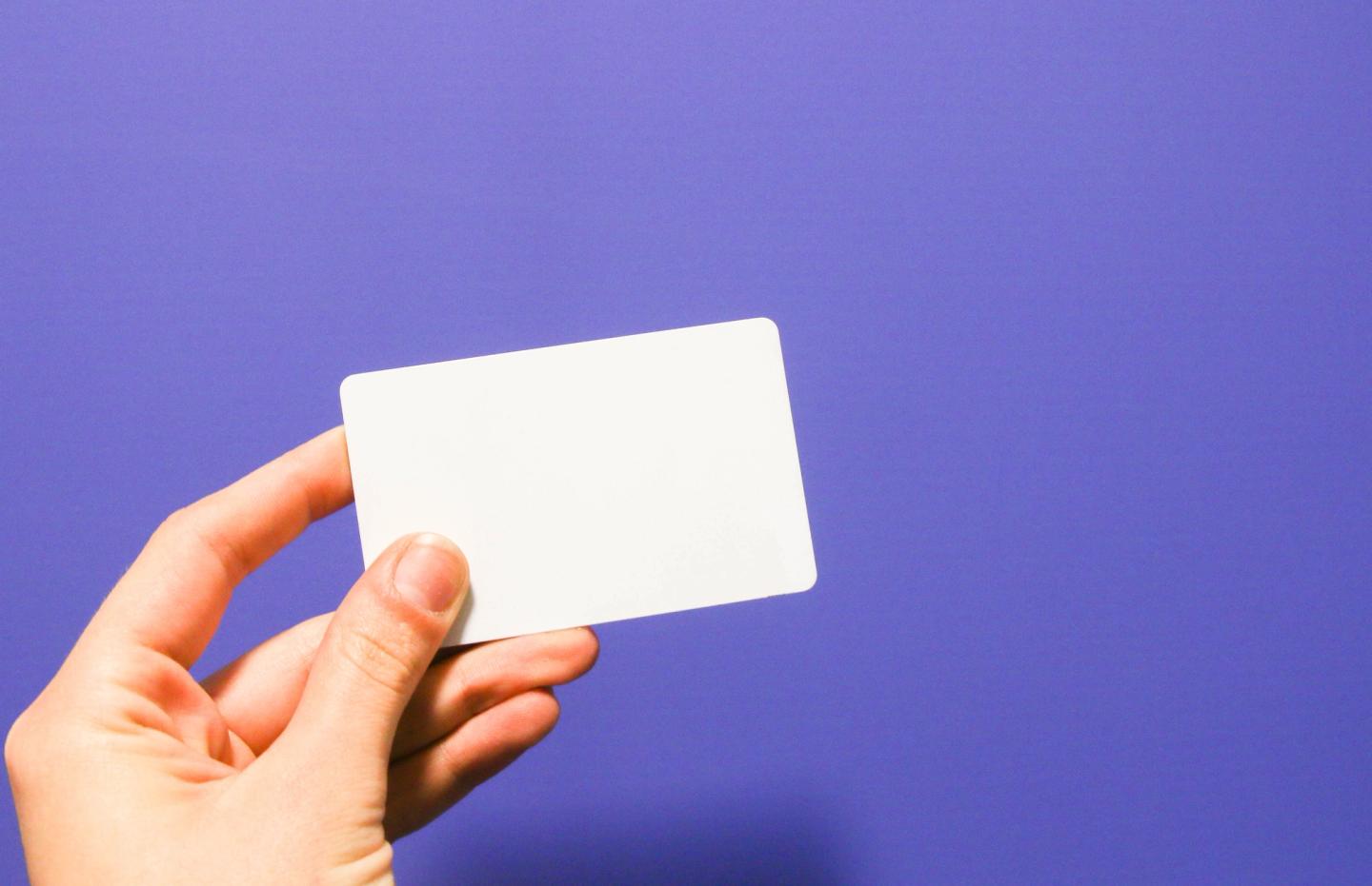Kvinnehånd som holder et blankt gavekort