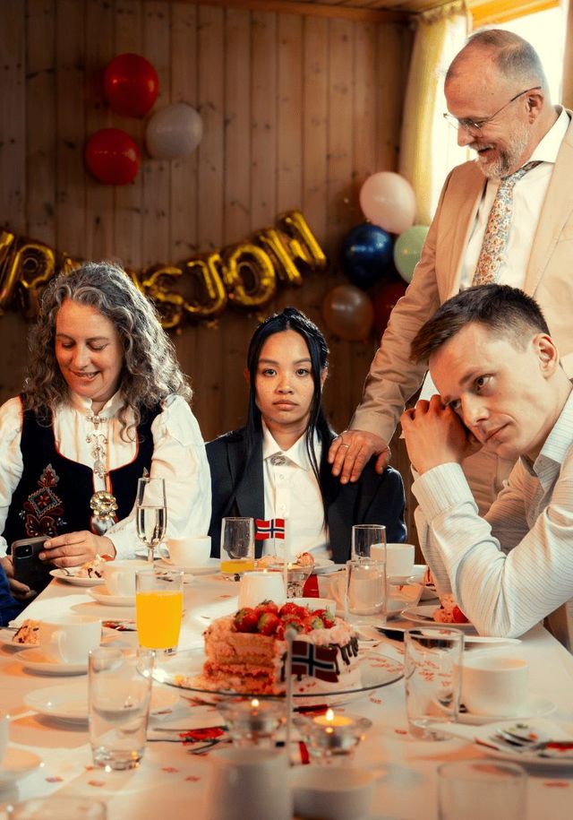 Familie foran ballonger med teksten "konfirmasjon"