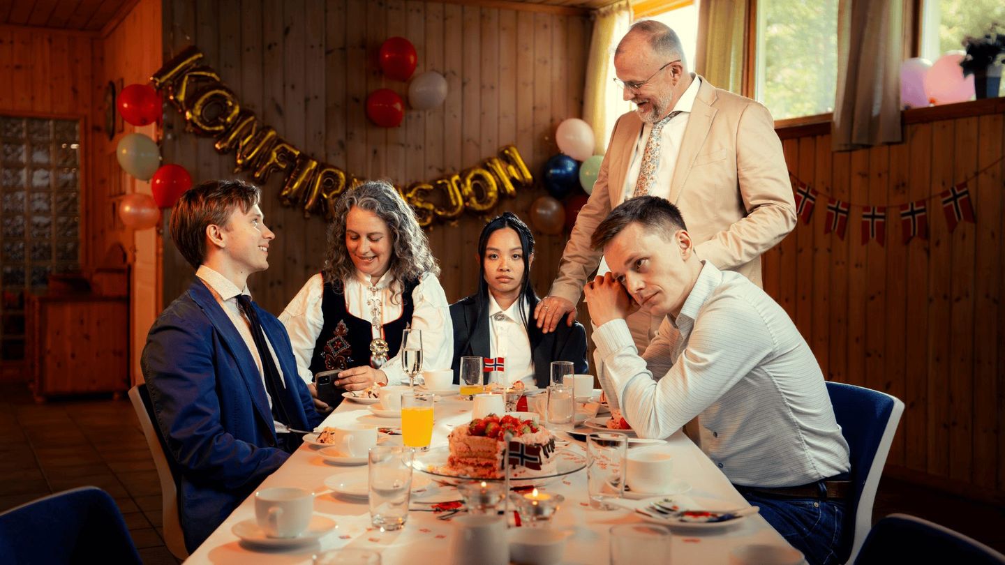 Familie foran ballonger med teksten "konfirmasjon"