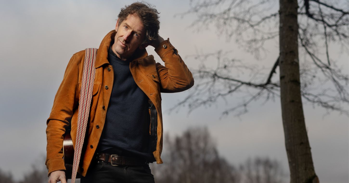 Odd Nordstoga med gitar på skulderen