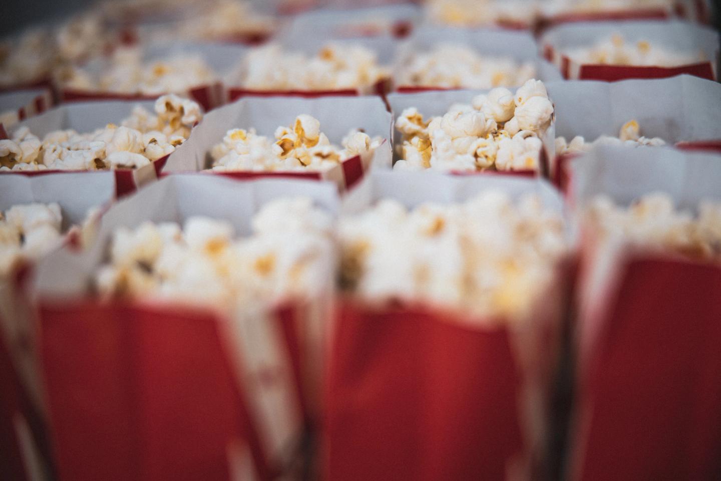 En stor mengde røde poser fyllt med popcorn