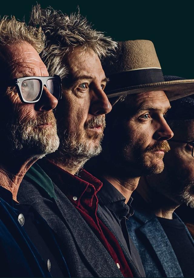 bilde av bandet vamp. Fem menn stående i profil, på rekke