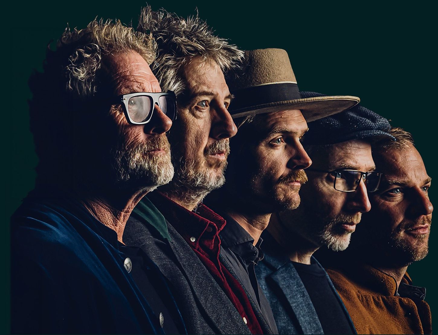 bilde av bandet vamp. Fem menn stående i profil, på rekke