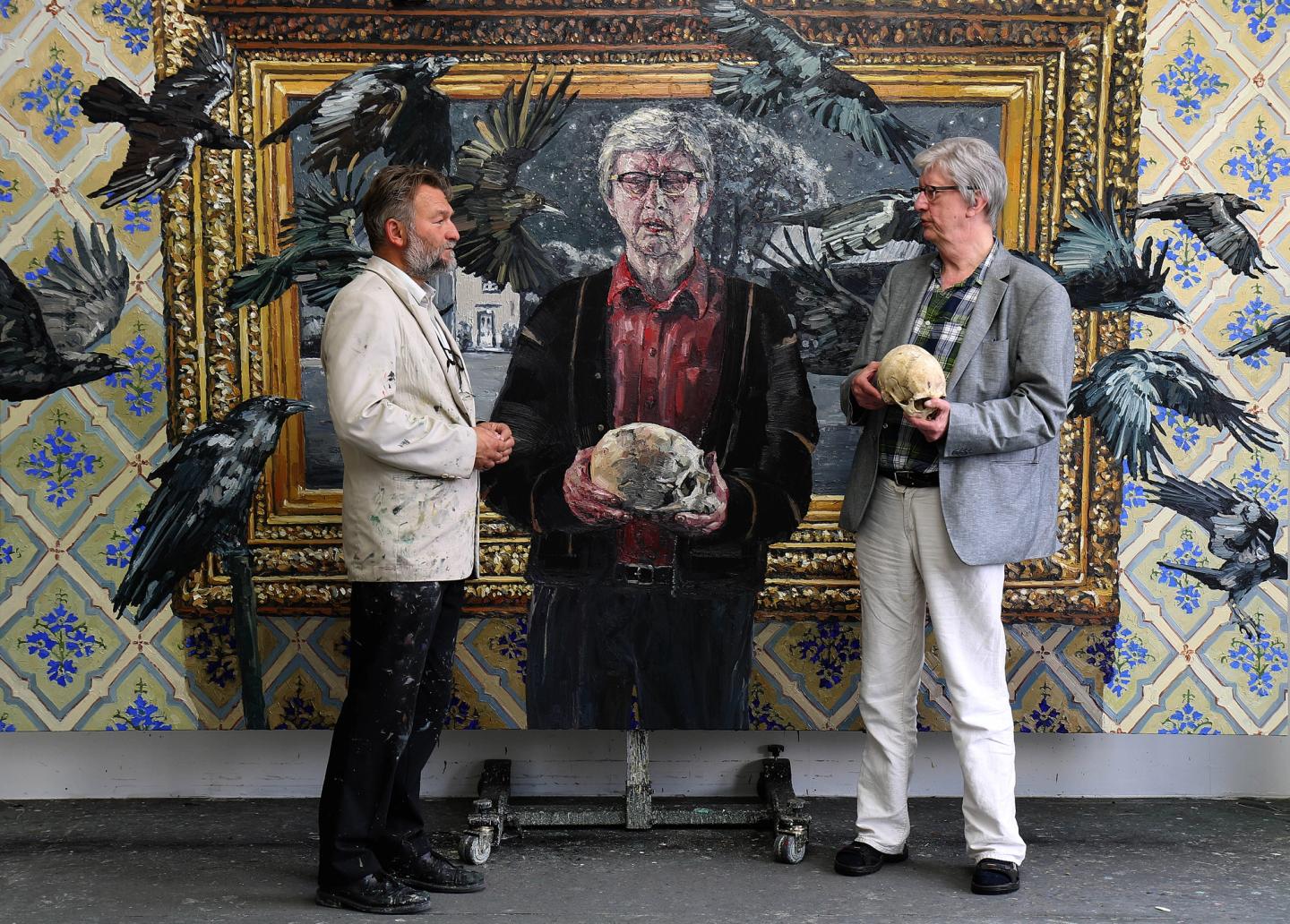 Tor-Arne Moen og Hans Herbjørnsrud fotografert foran maleriet "Mentorens rite"