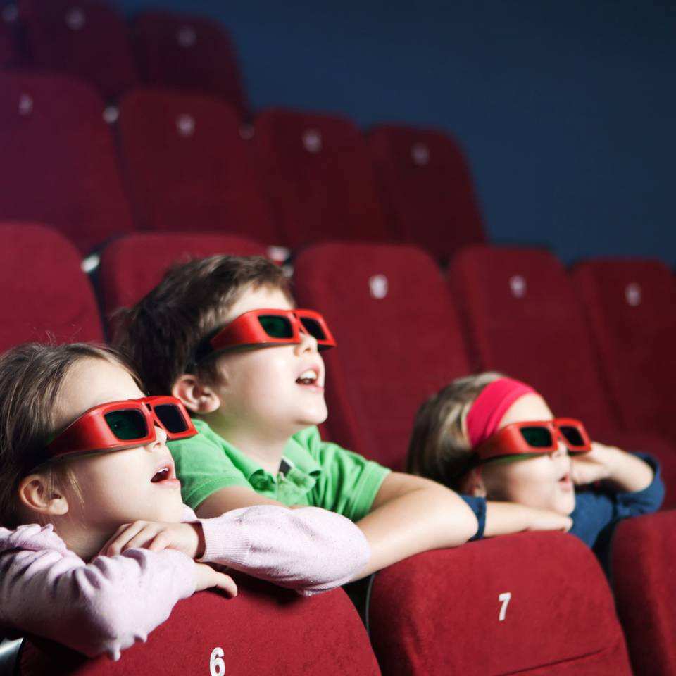 barn i kinosal med 3d-briller