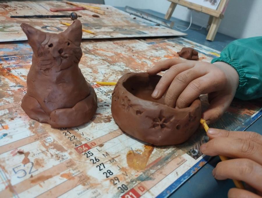 Un chat et un bol en argile