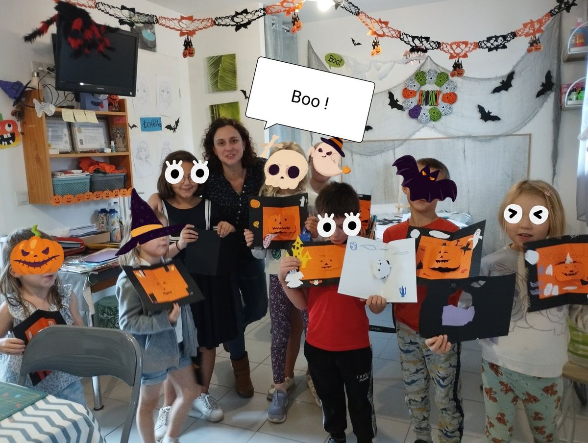 Les enfants déguisés pour Halloween à l'atelier
