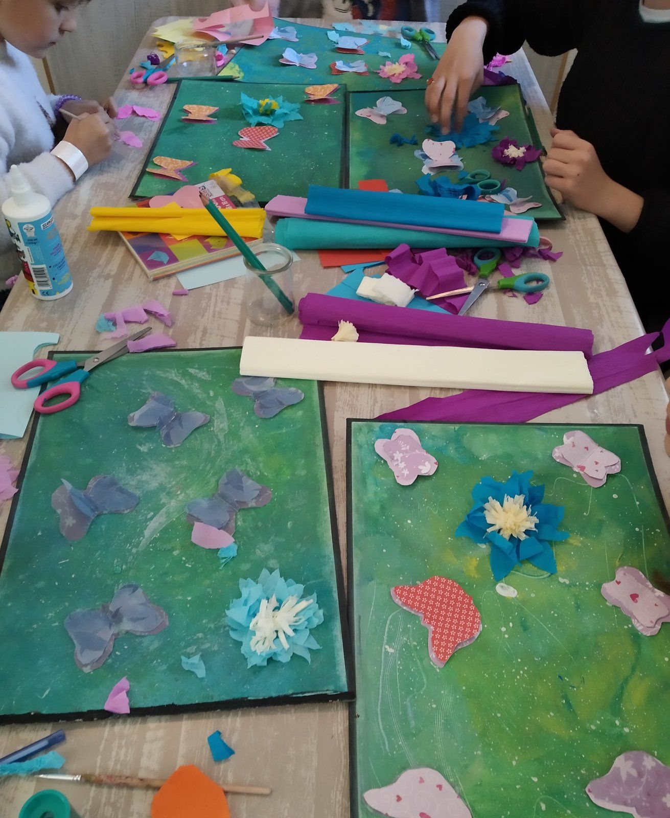 Des tableaux de fleurs en relief sur fond vert