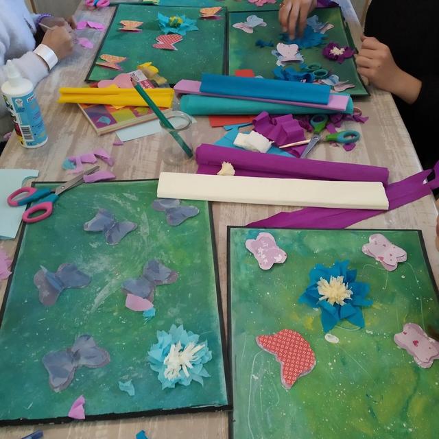 Des tableaux de fleurs en relief sur fond vert