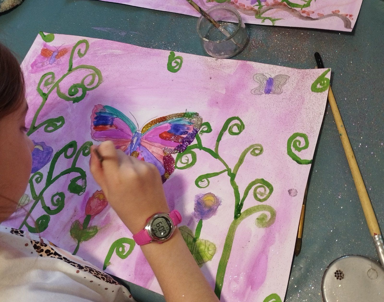 Une peinture de fleurs et de papillons sur fond rose