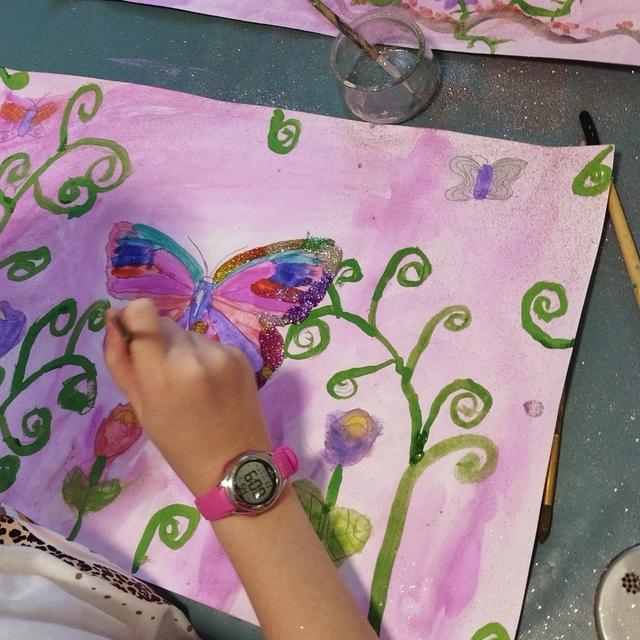 Une peinture de fleurs et de papillons sur fond rose