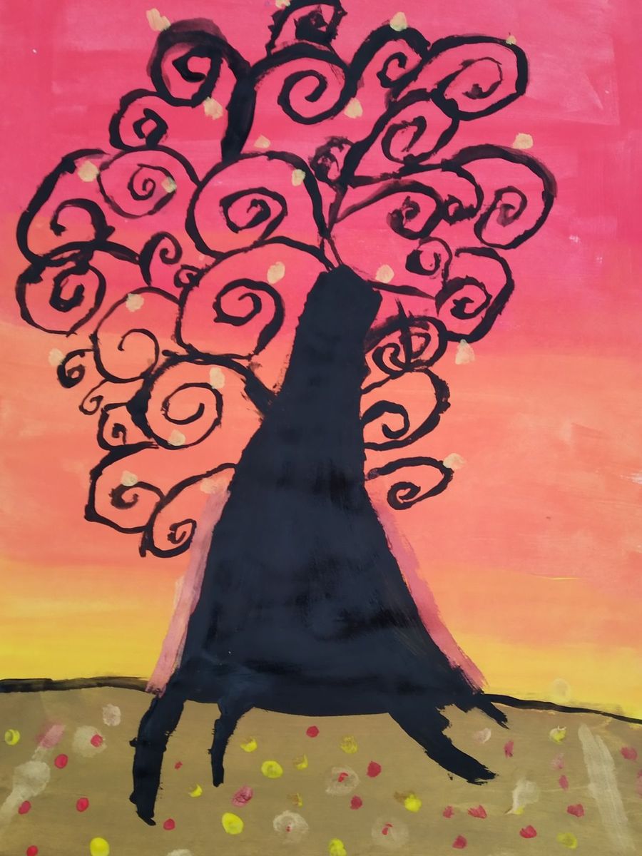 Un arbre peint sur un fond rose