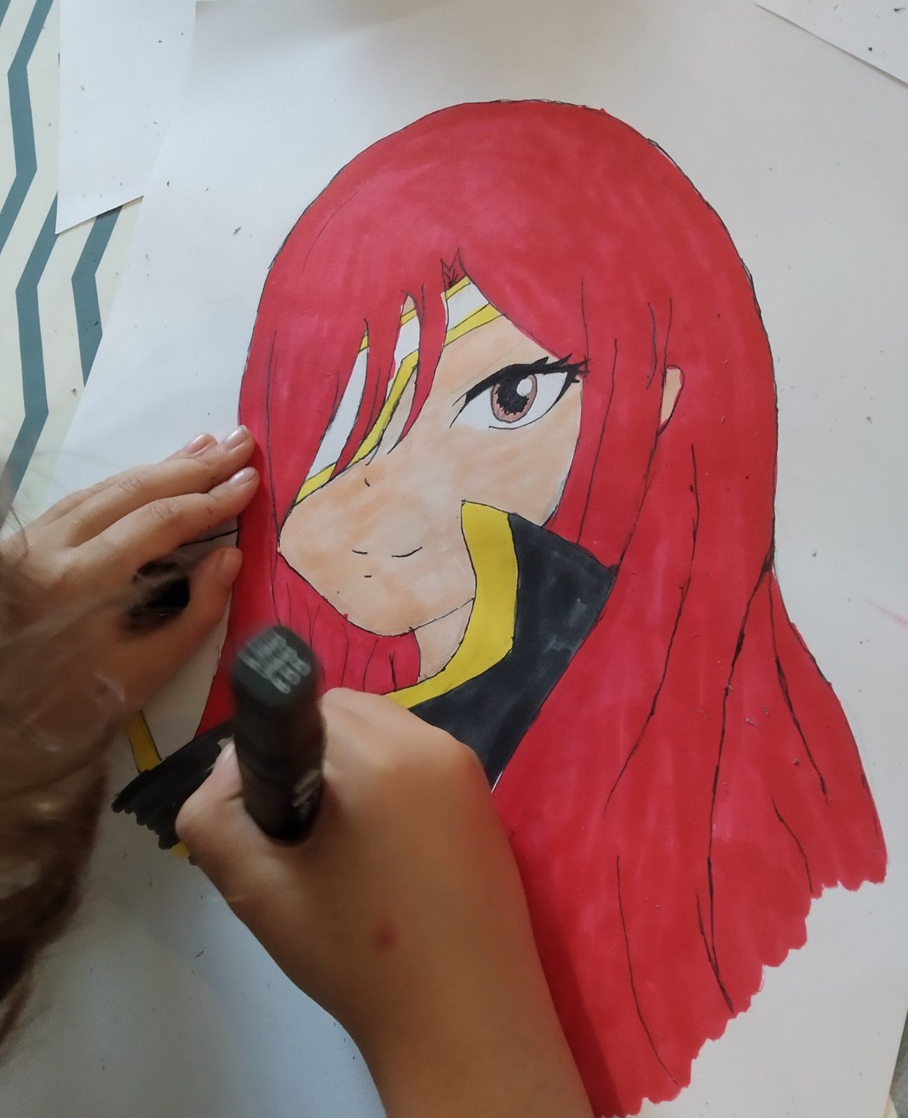 Un personnage de manga aux cheveux rouges, mis en couleur au feutre