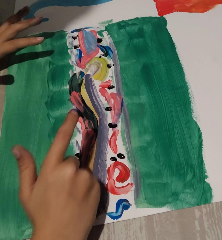 Une main qui peint en vert