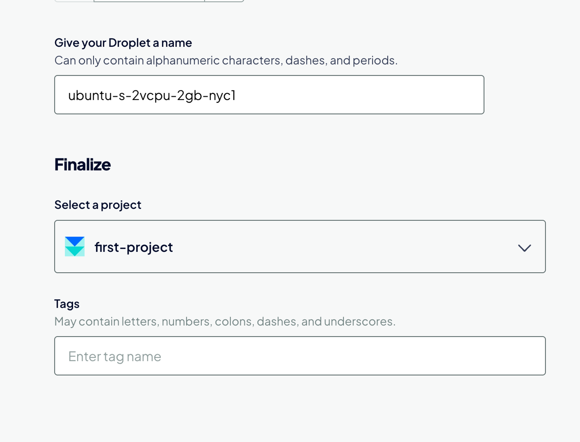 Configuración final de un Droplet en DigitalOcean con nombre del servidor y selección del proyecto.