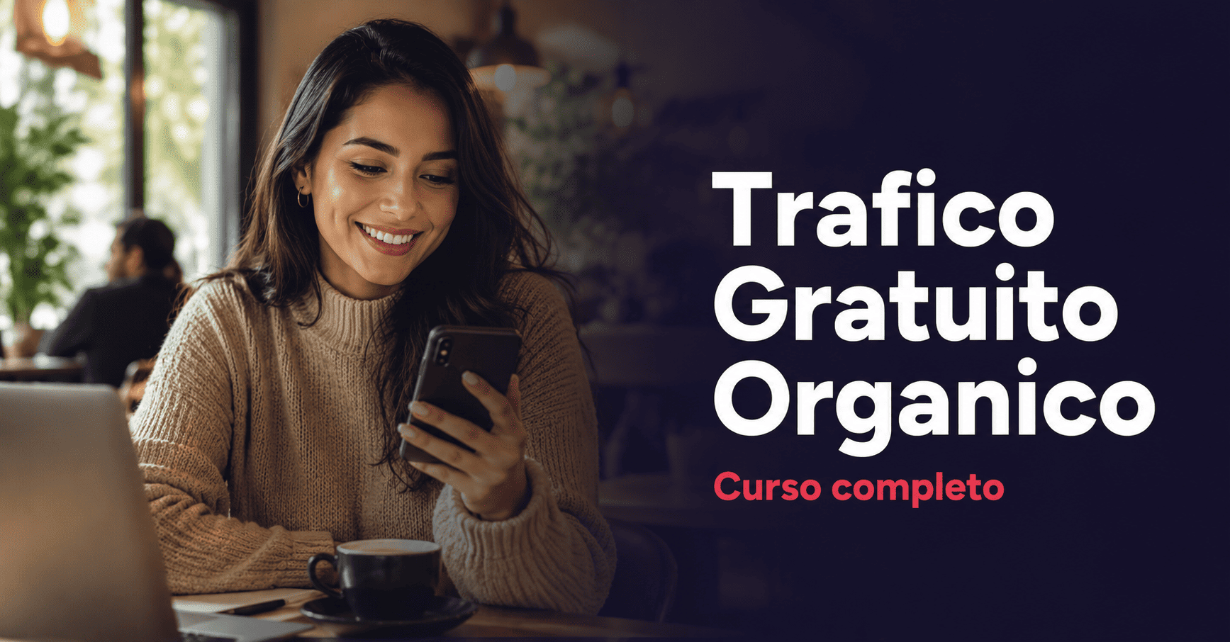 Mujer joven latinoamericana sonriendo con smartphone en cafeteria moderna representando el curso de trafico gratuito organico 