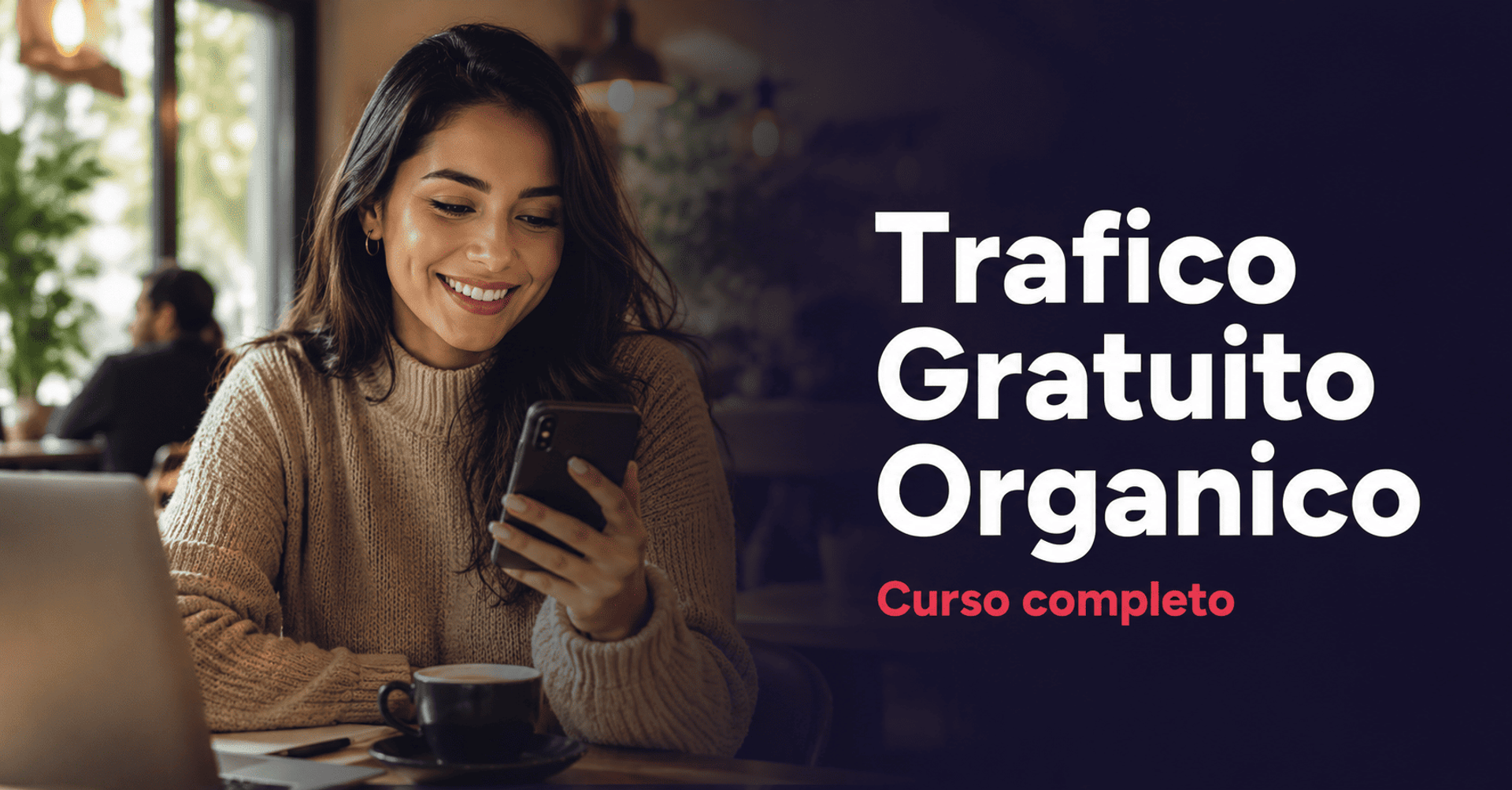Mujer joven latinoamericana sonriendo con smartphone en cafeteria moderna representando el curso de trafico gratuito organico 