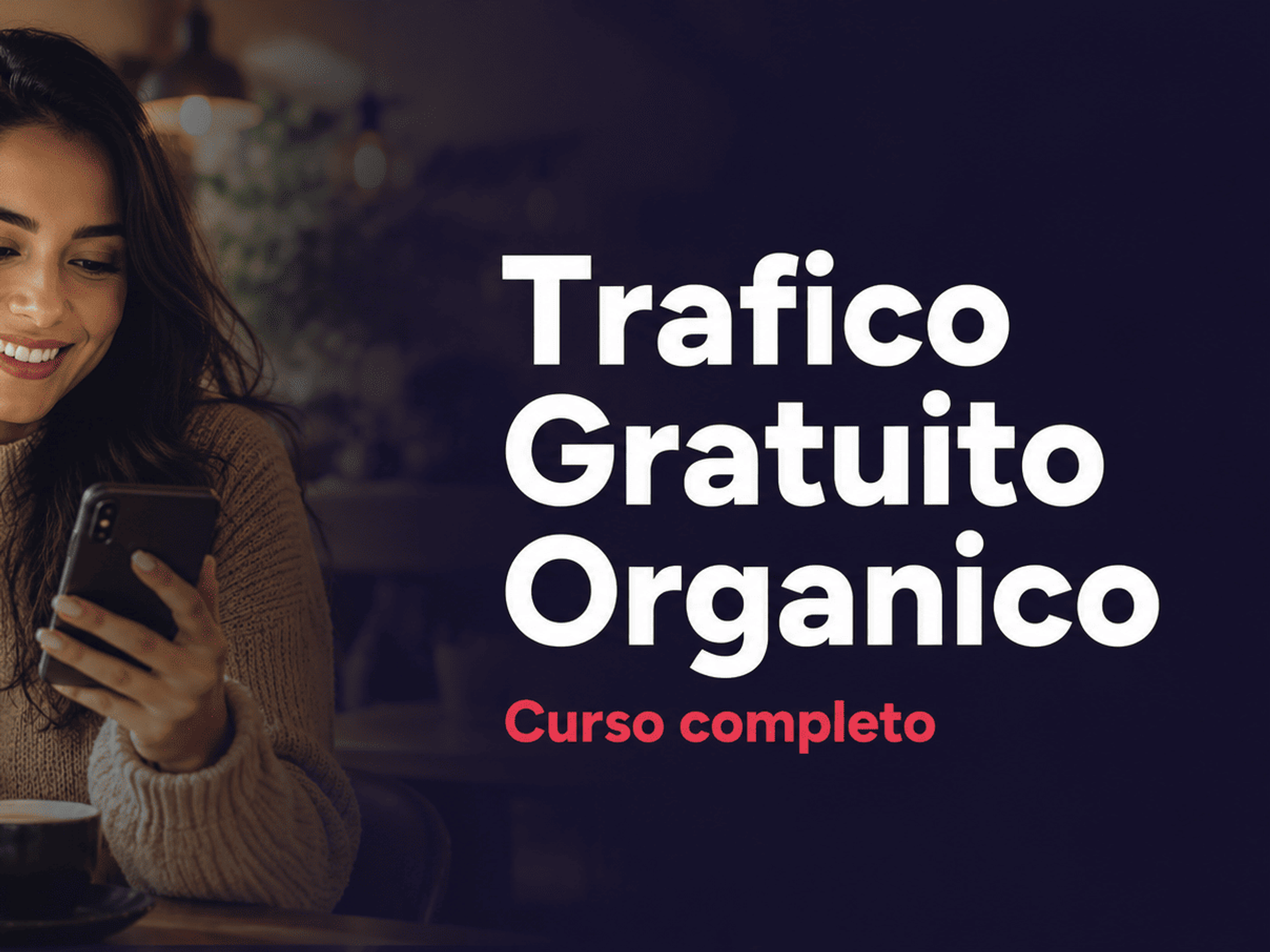 Mujer joven latinoamericana sonriendo con smartphone en cafeteria moderna representando el curso de trafico gratuito organico