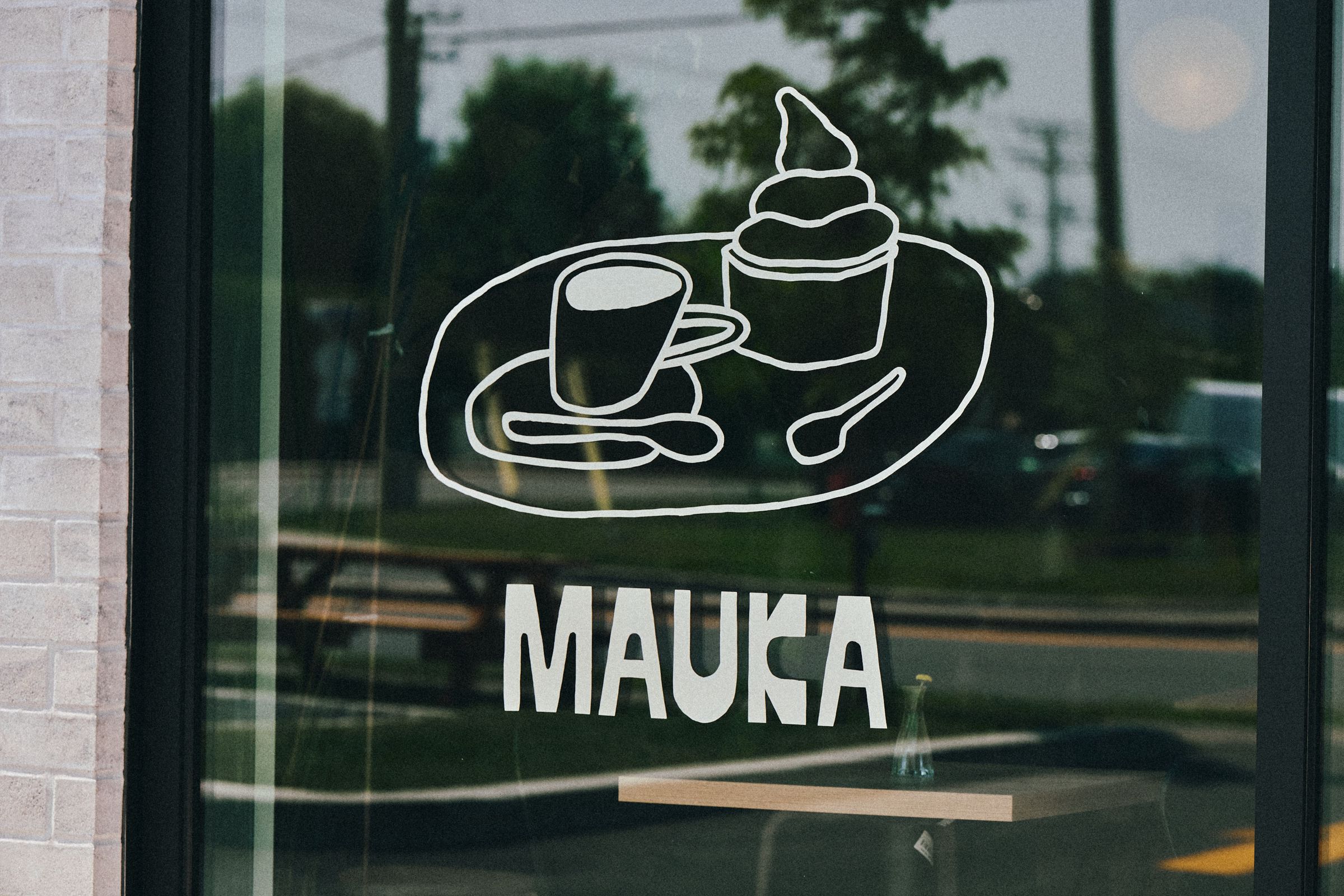 Visual identity and signage for Mauka Café et Glaces